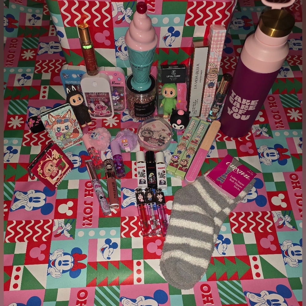 Decorate the tree to win everything in pictures! Great for Christmas gifts!